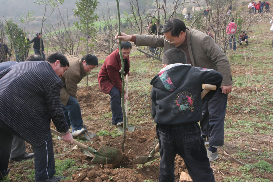 舟中张校长与丁副校长在植树